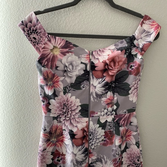 Floral lowcut midi pencil dress - Picture 2 of 8